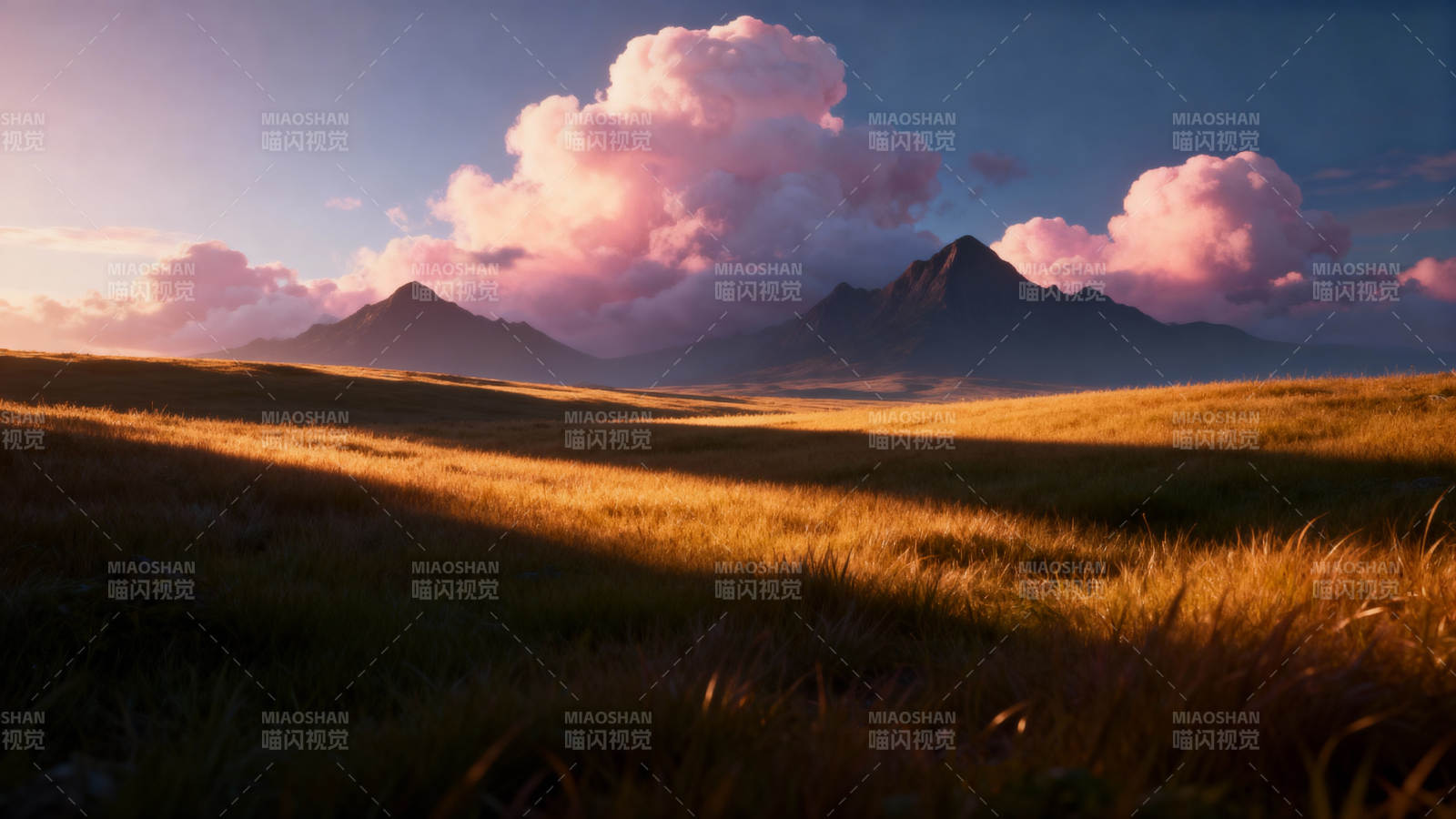 夕阳下的草原与远山图片