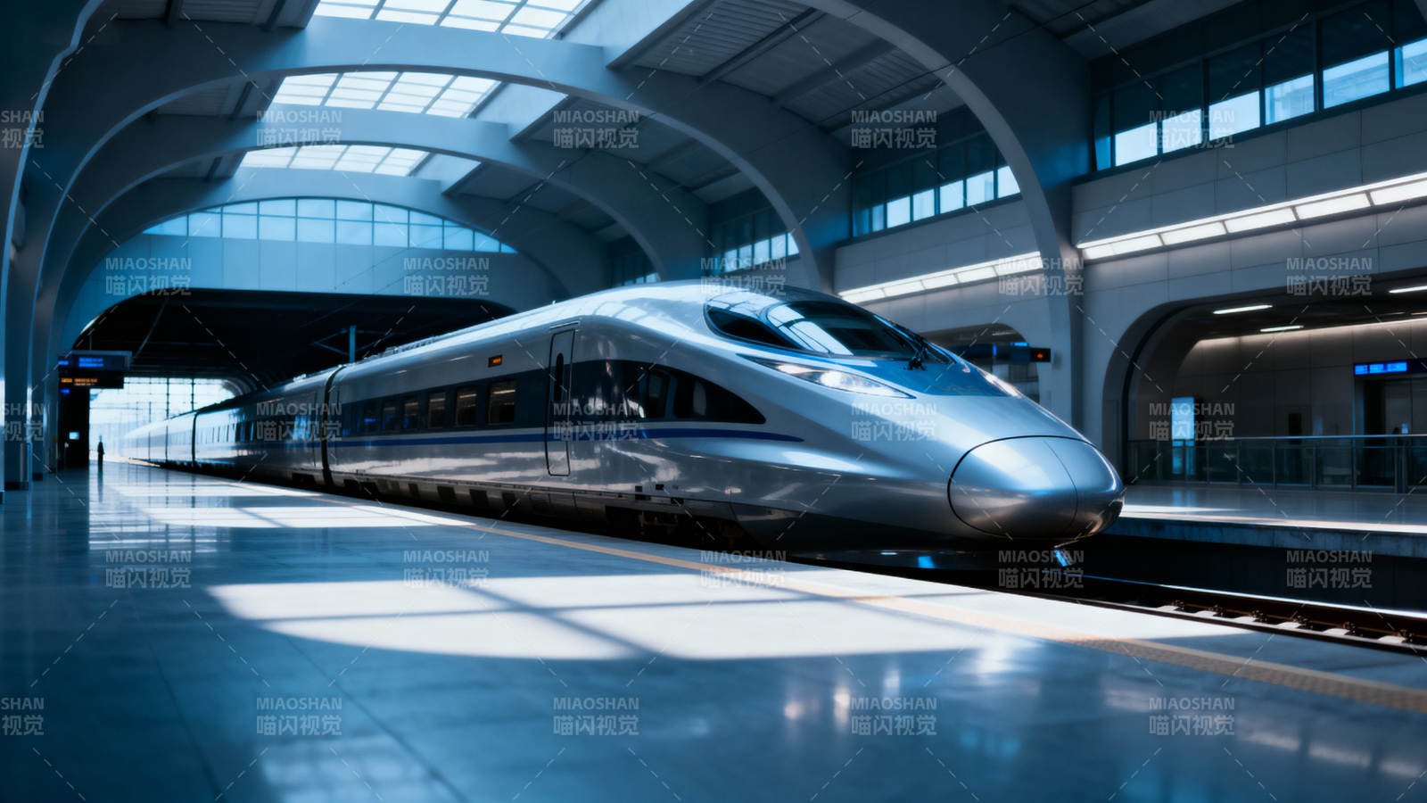 高铁进站 现代车站光影流动图片