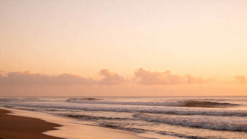 夕阳海滩 浪花轻吻沙滩图片