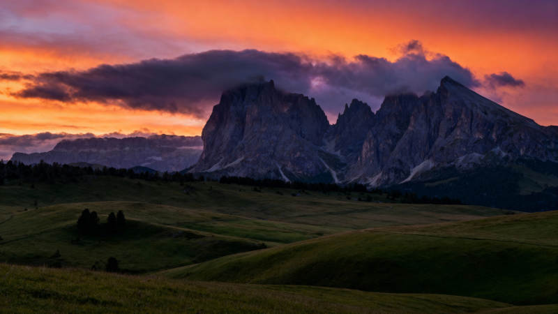 夕阳染山峦 云霞映草原图片