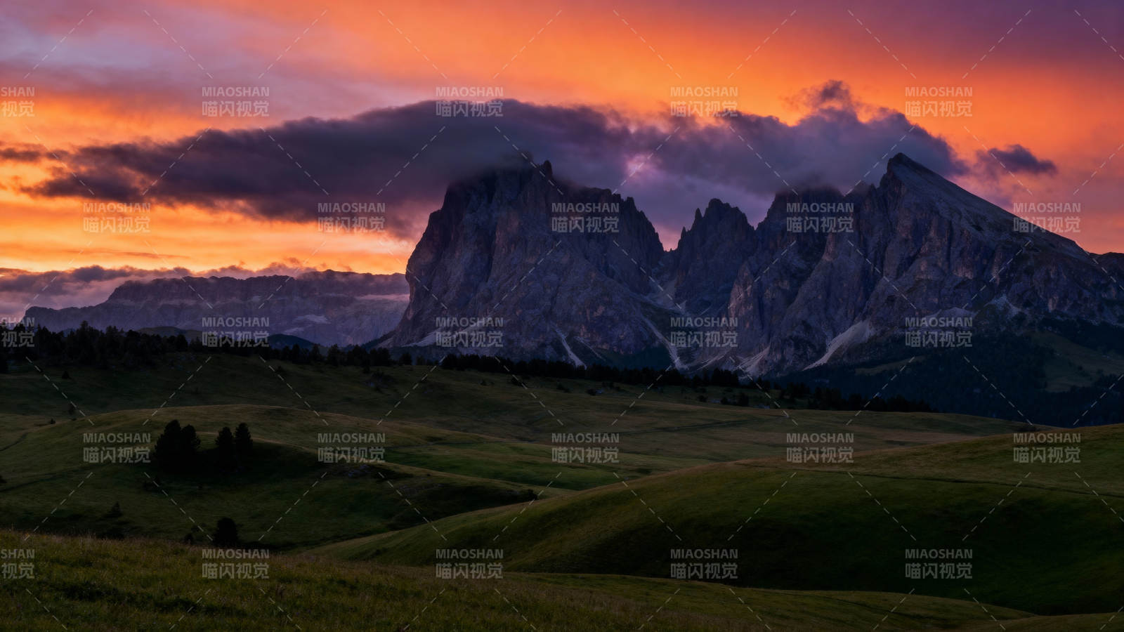 夕阳染山峦 云霞映草原图片