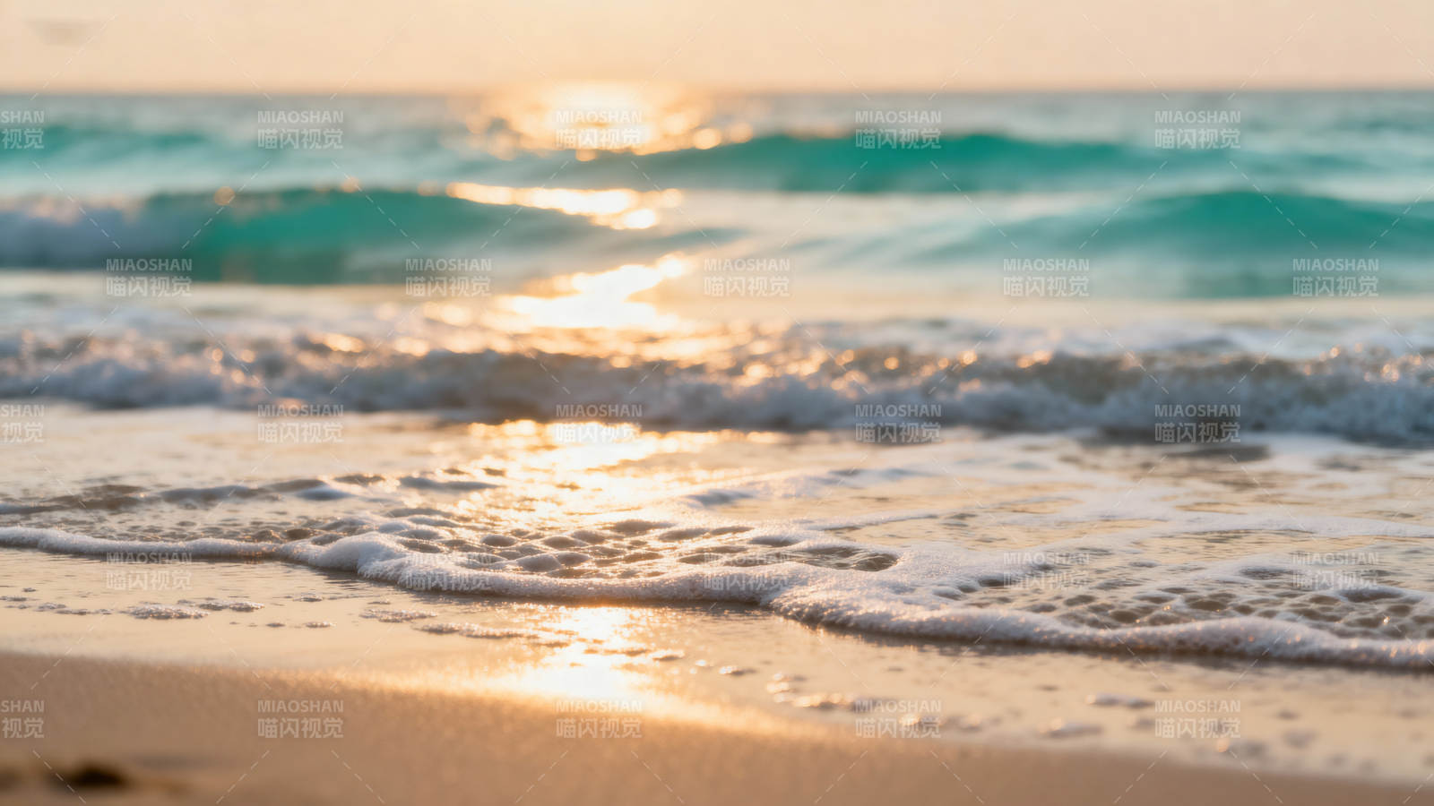夕阳海浪轻抚沙滩图片