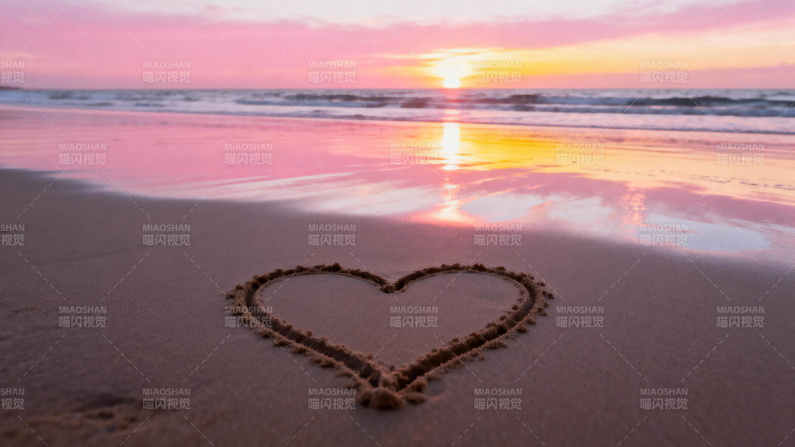 沙滩心形 夕阳浪漫图片