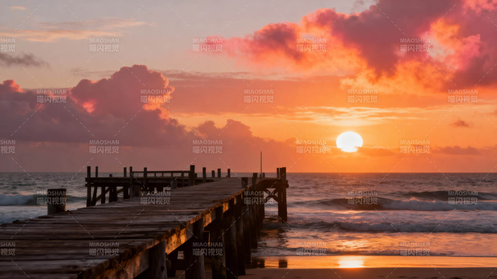 夕阳码头 海天共染金红图片