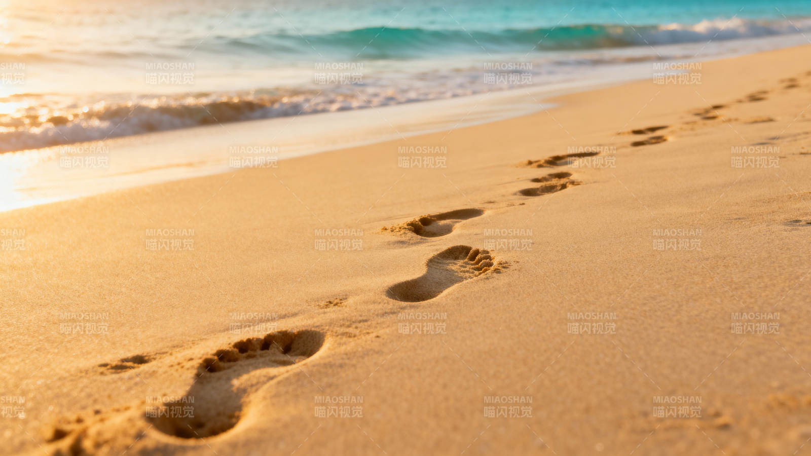 沙滩足迹 海浪轻抚图片
