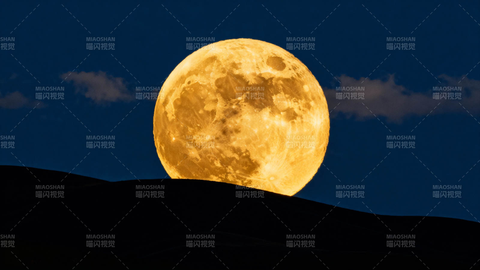 月出山巅 金辉满夜图片