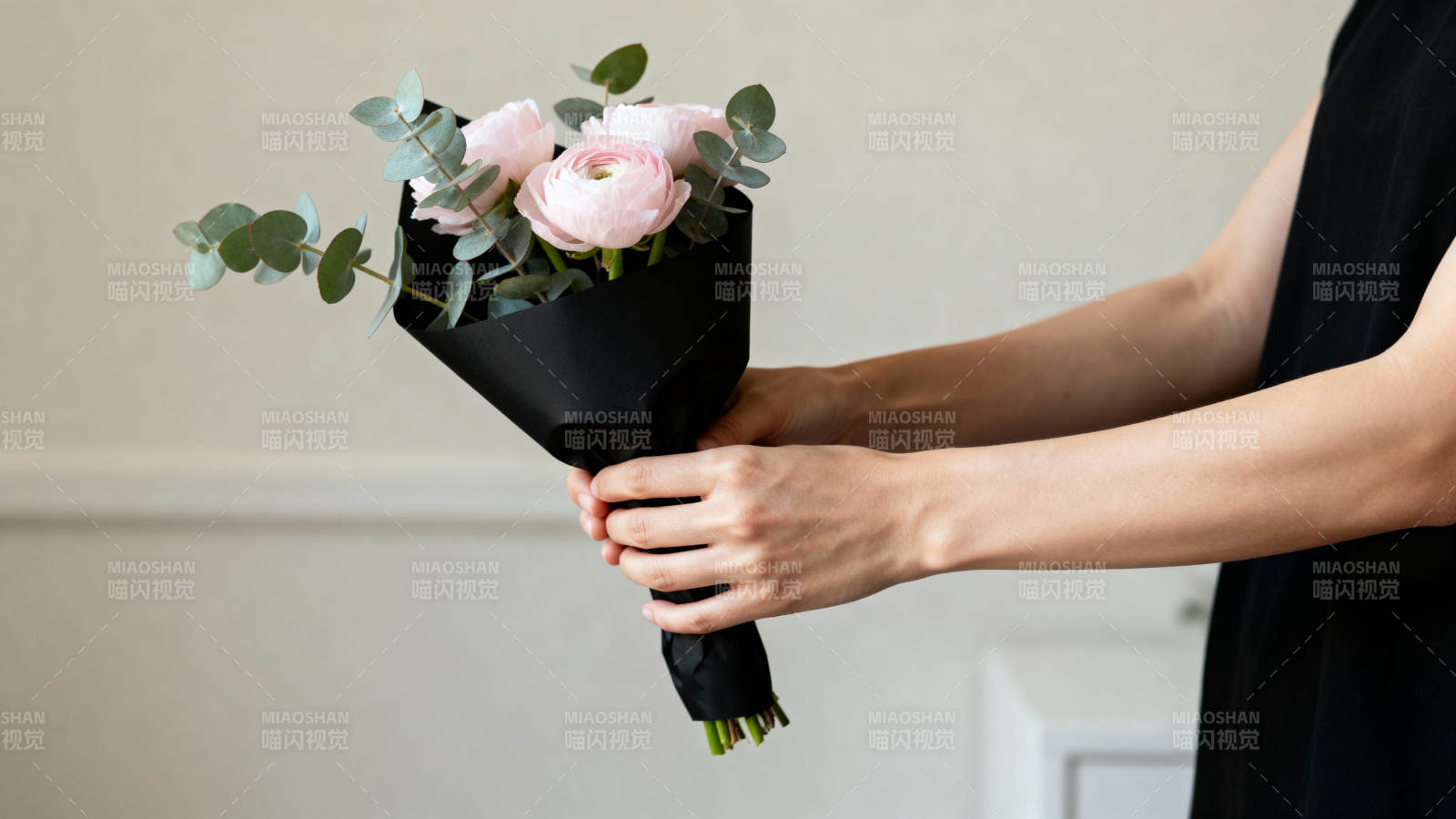黑纸包粉花束 温柔手捧图片