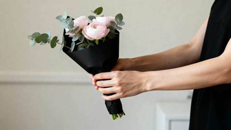 黑纸包粉花束 温柔手捧图片