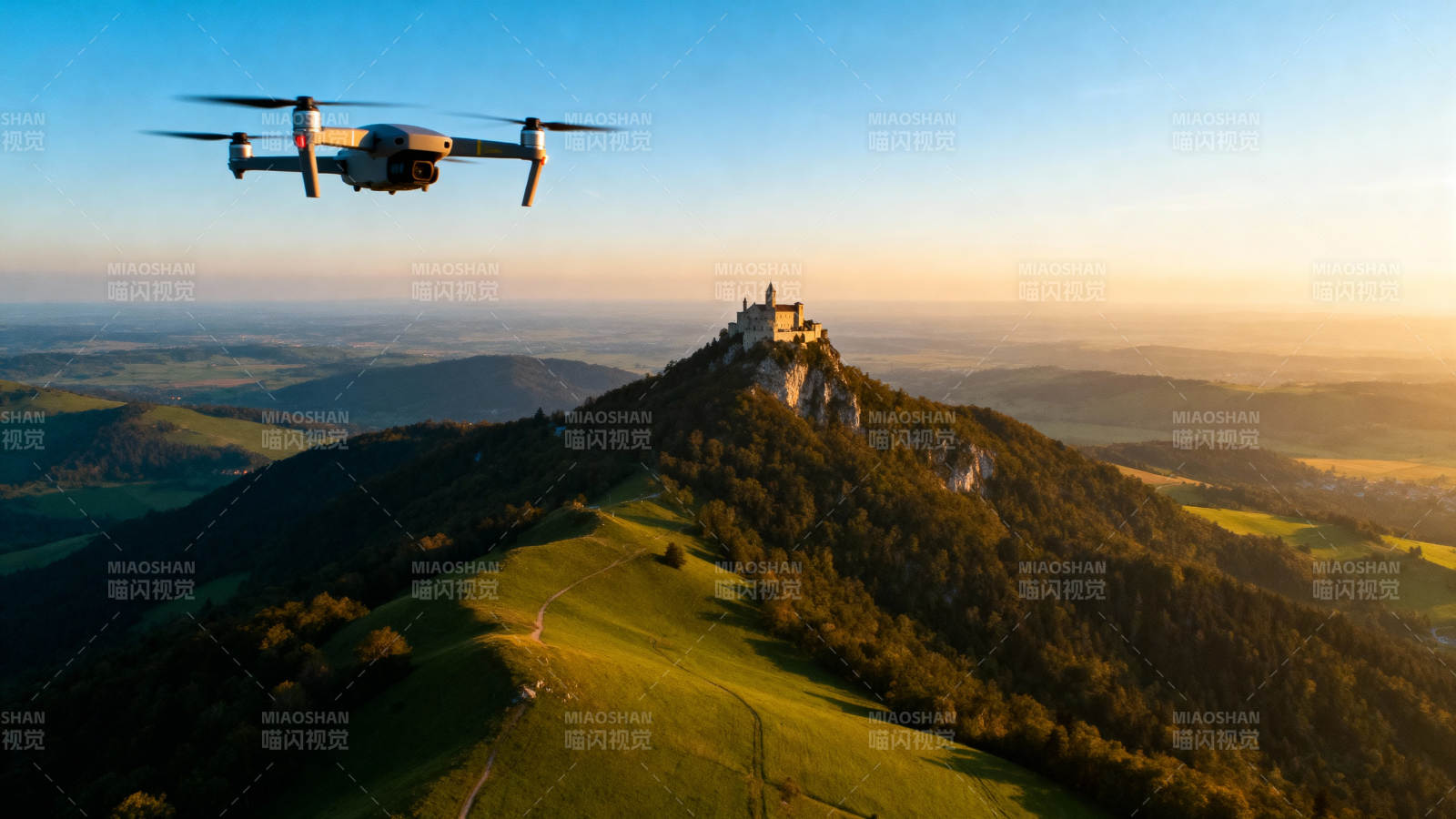 无人机航拍山顶古堡图片