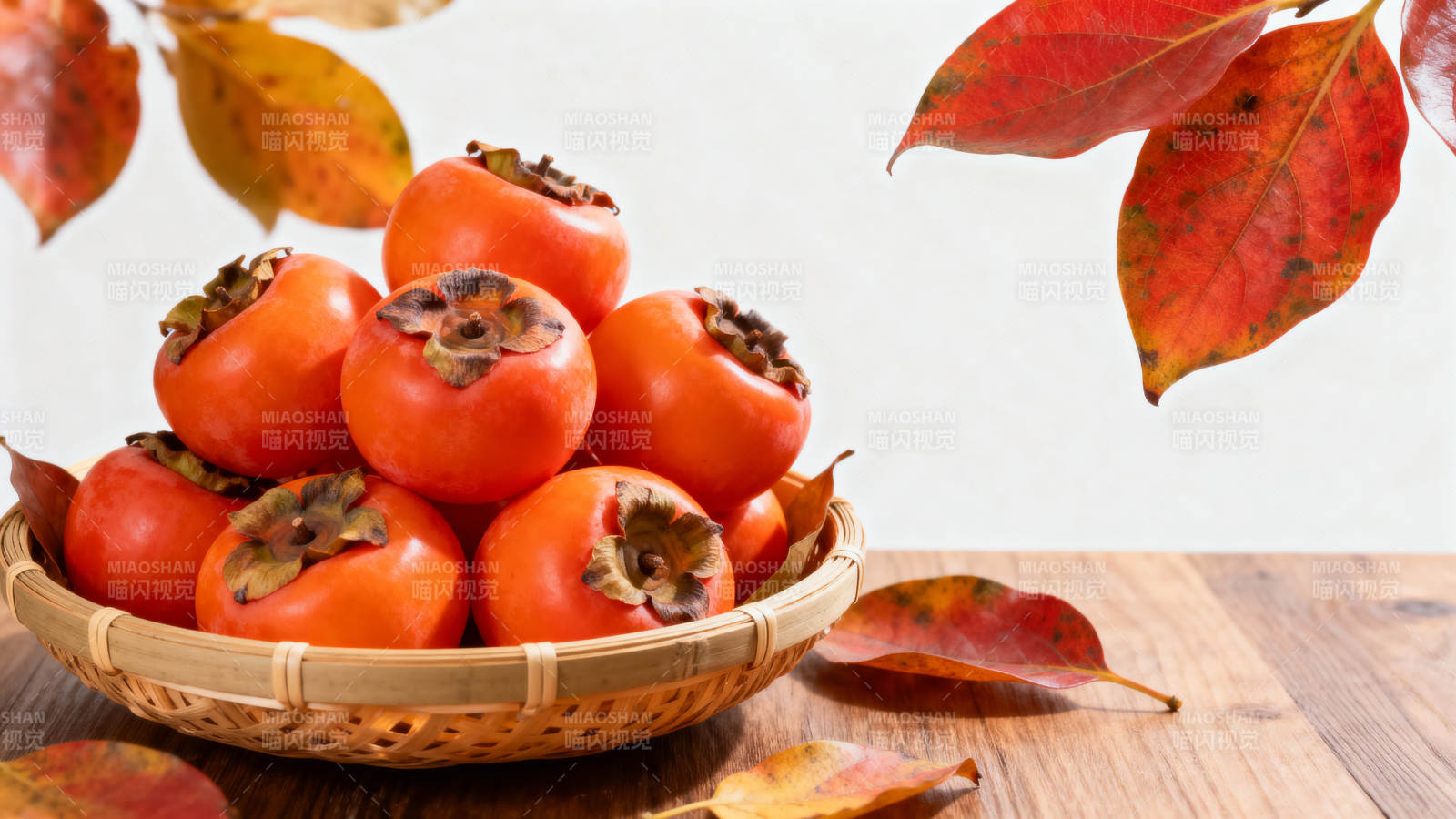 秋柿满篮 红叶相伴图片