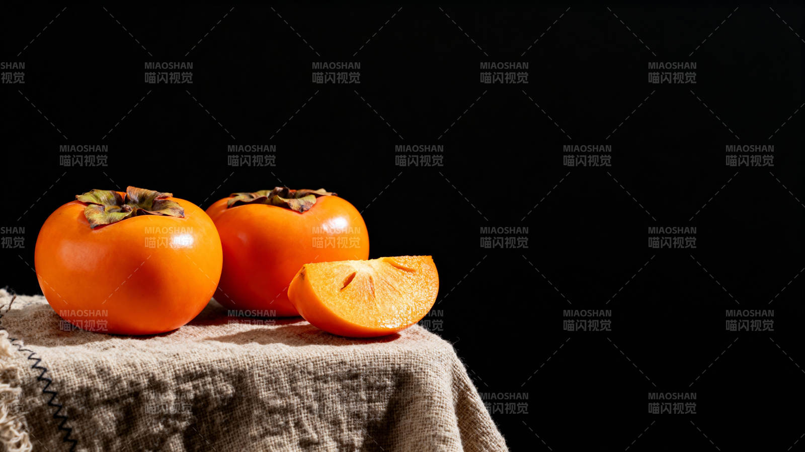 黑底橙柿 静物之美图片