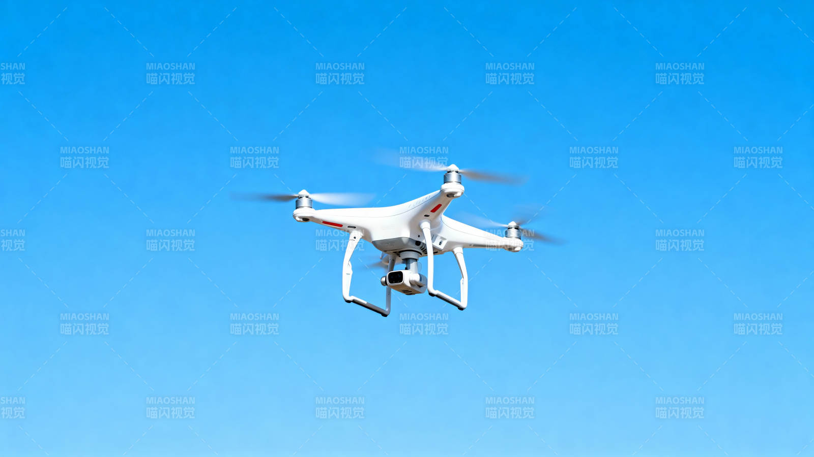 蓝天下的白色无人机飞行图片