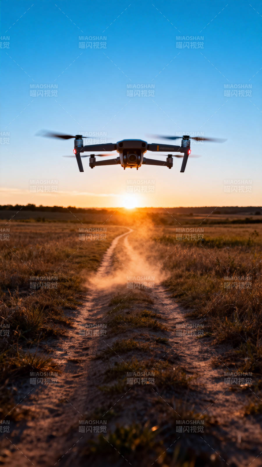夕阳下无人机悬停乡野小径图片