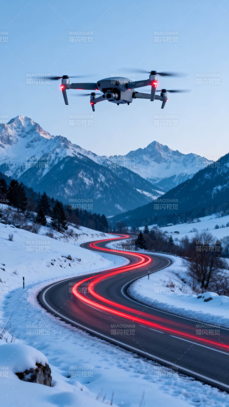雪山公路 无人机追光行图片