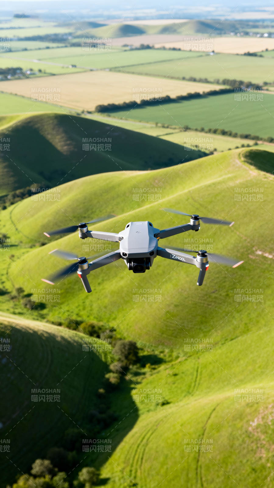 无人机航拍绿色丘陵田野图片