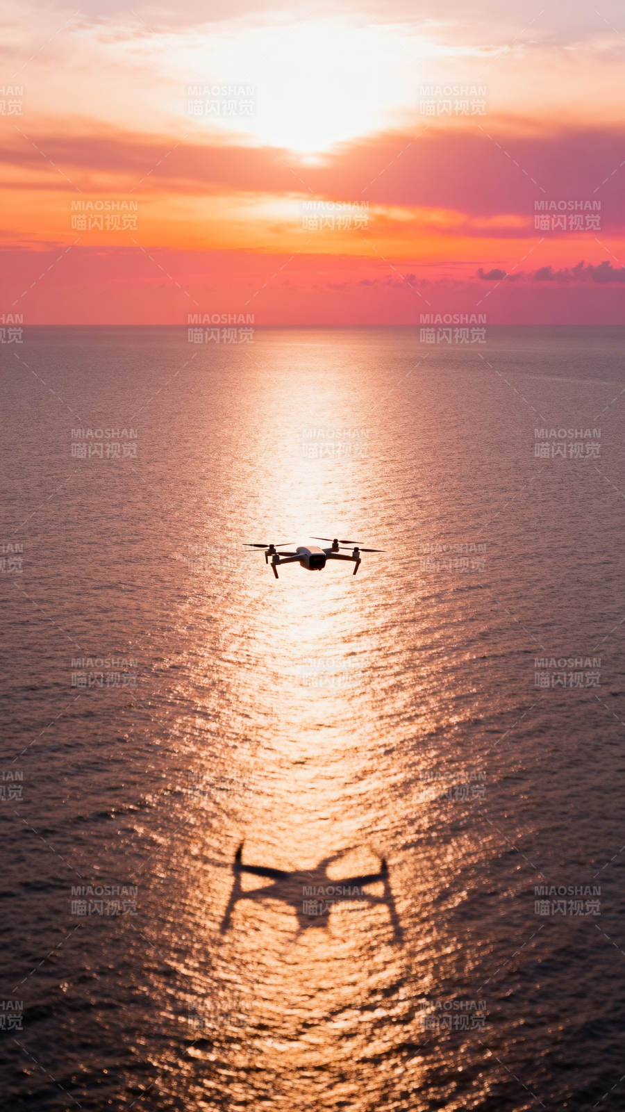 夕阳海面 无人机剪影飞行图片