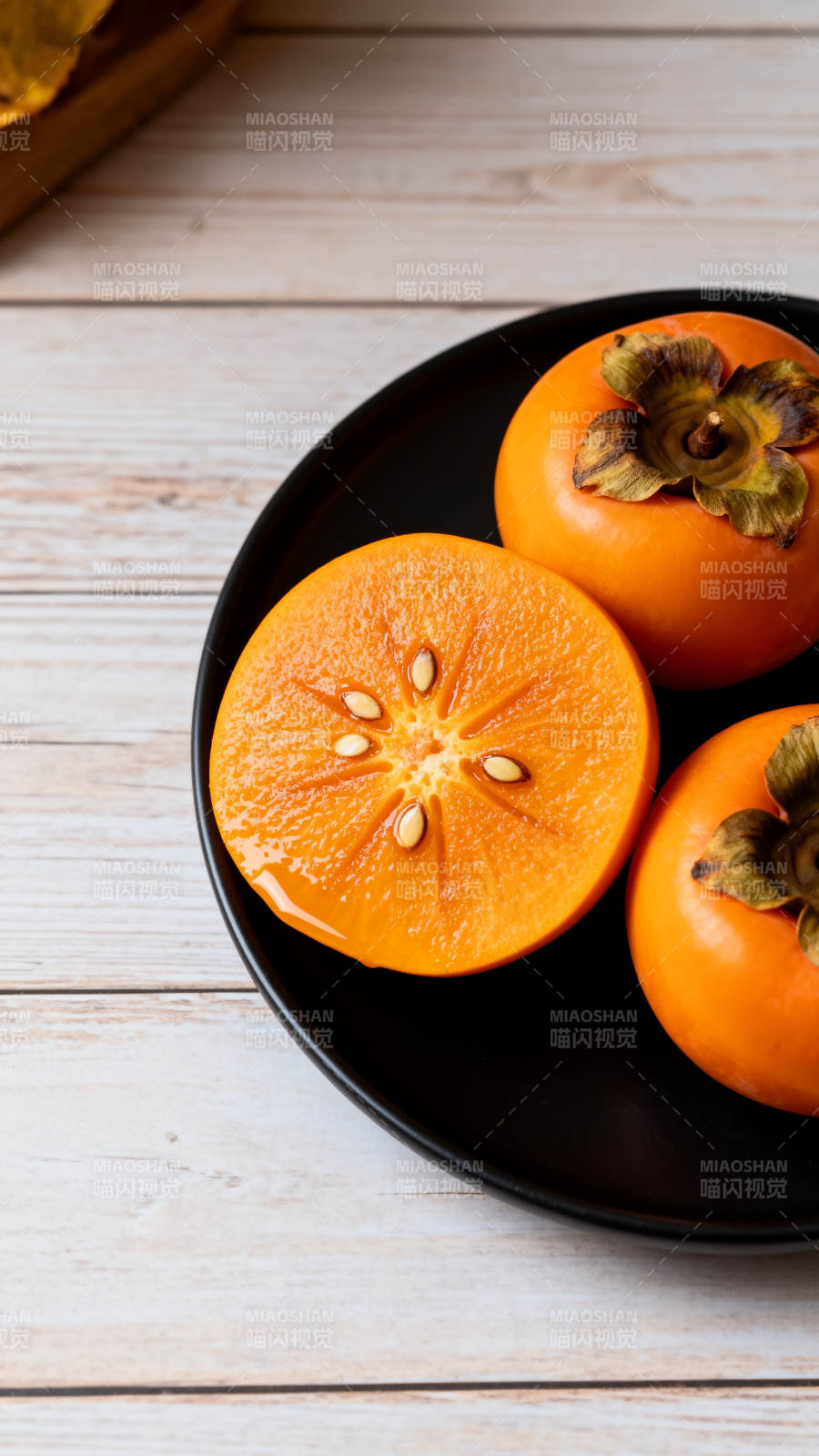 黑盘盛柿 橙黄诱人图片