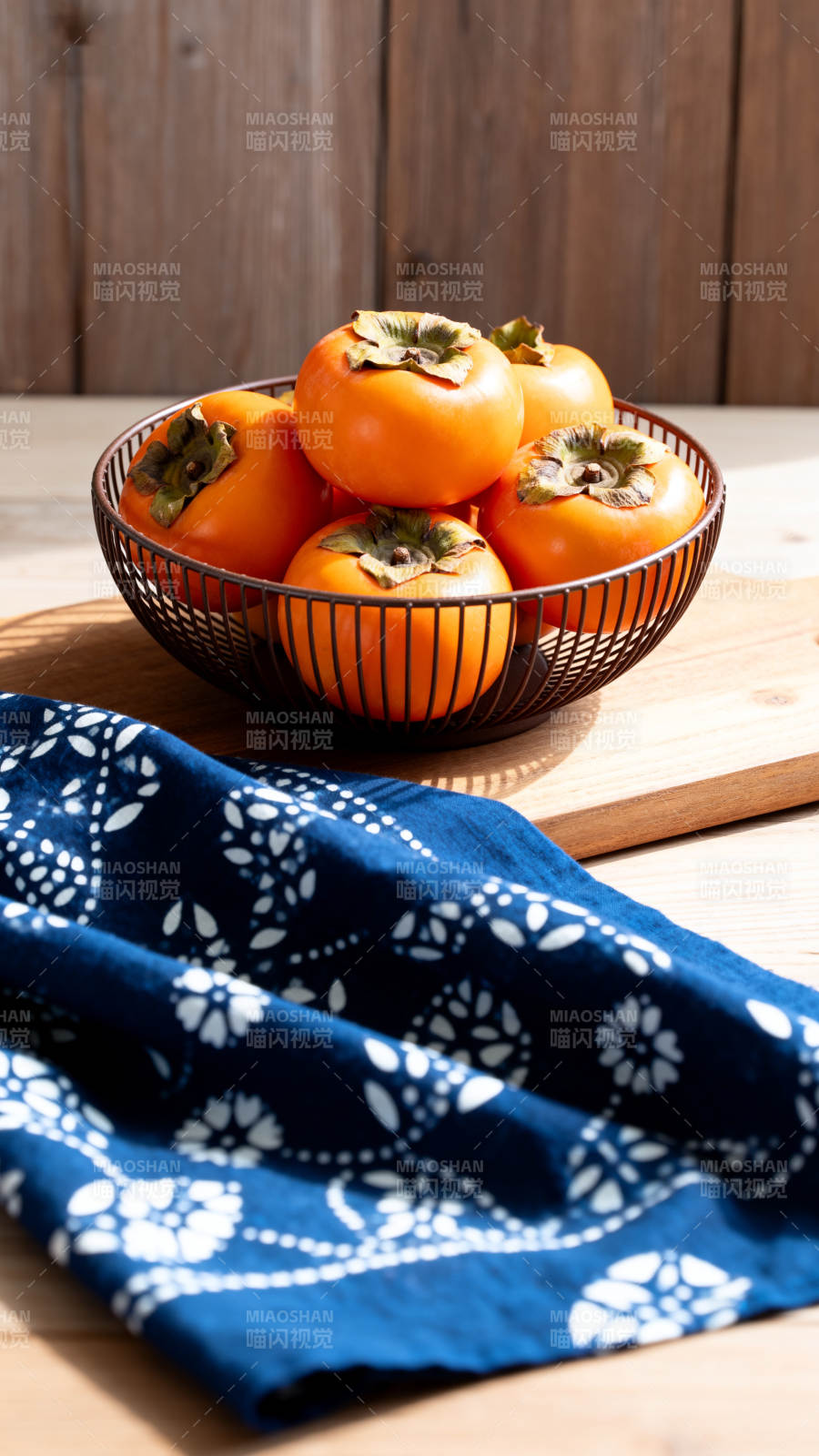 柿子满篮 蓝布添雅韵图片