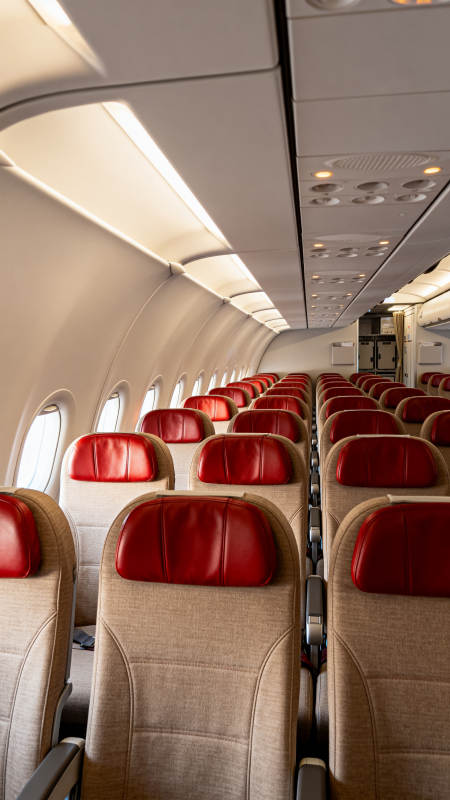 飞机客舱红椅排列整齐图片