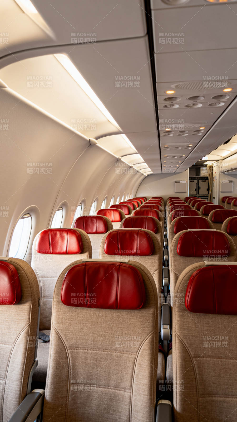 飞机客舱红椅排列整齐图片