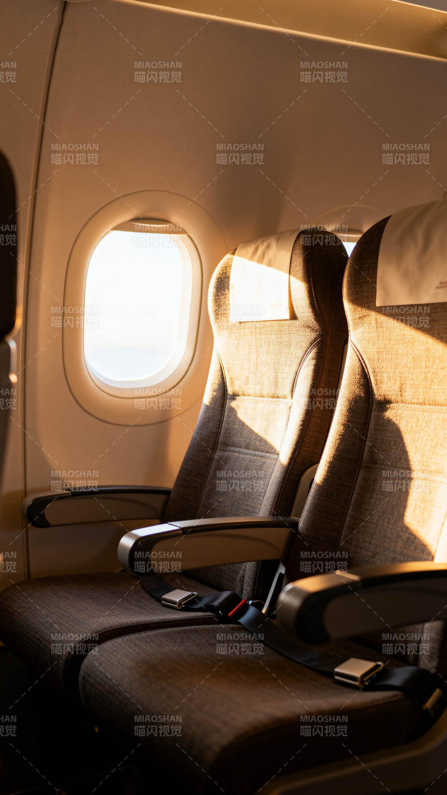 阳光洒满飞机窗边座图片