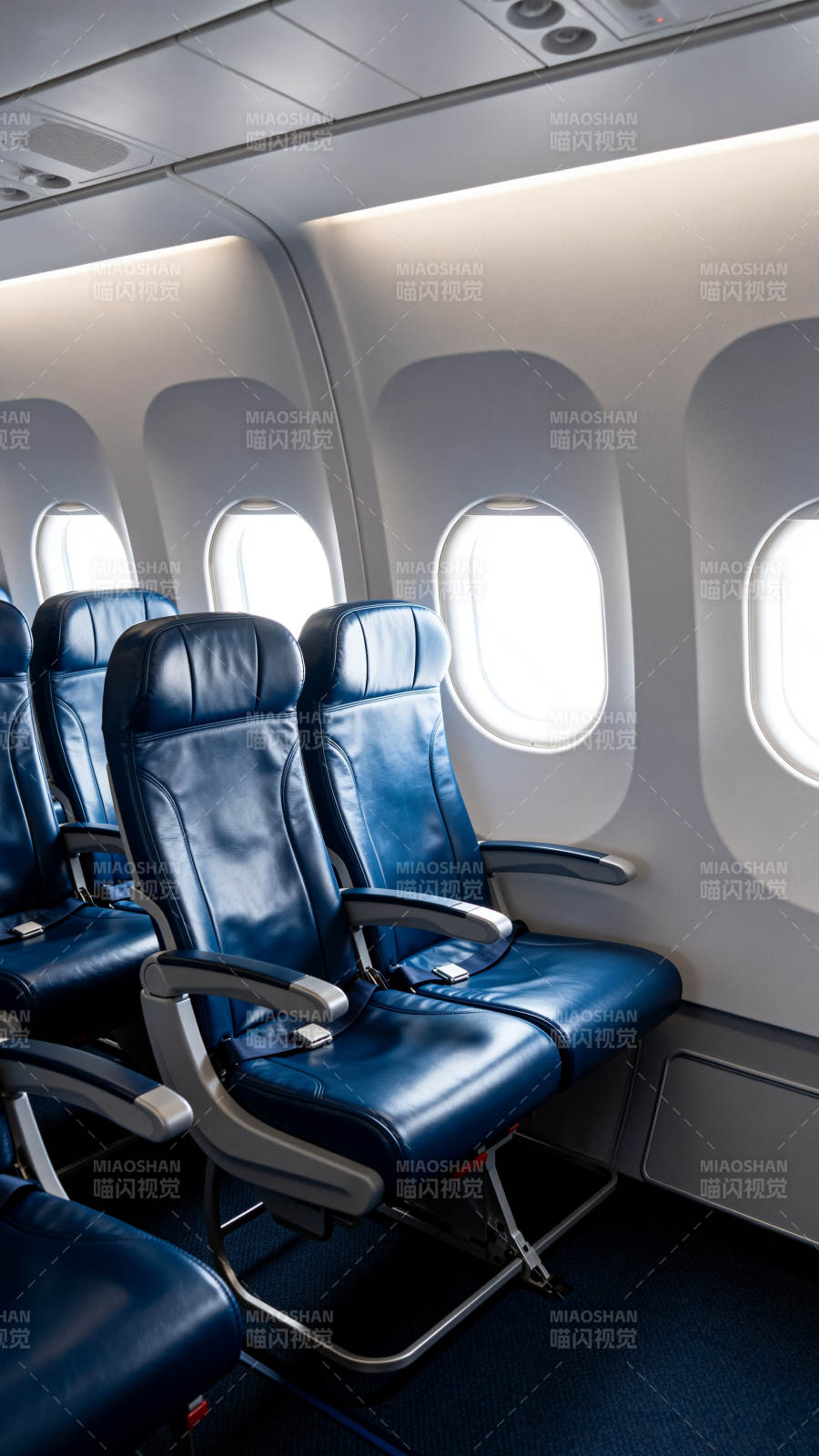 飞机客舱蓝色座椅窗景图片