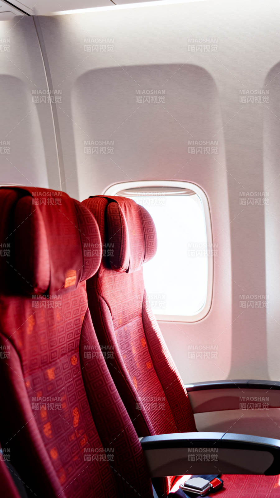 飞机红座椅靠窗静景图片