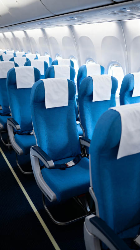飞机客舱蓝色座椅整齐排列图片
