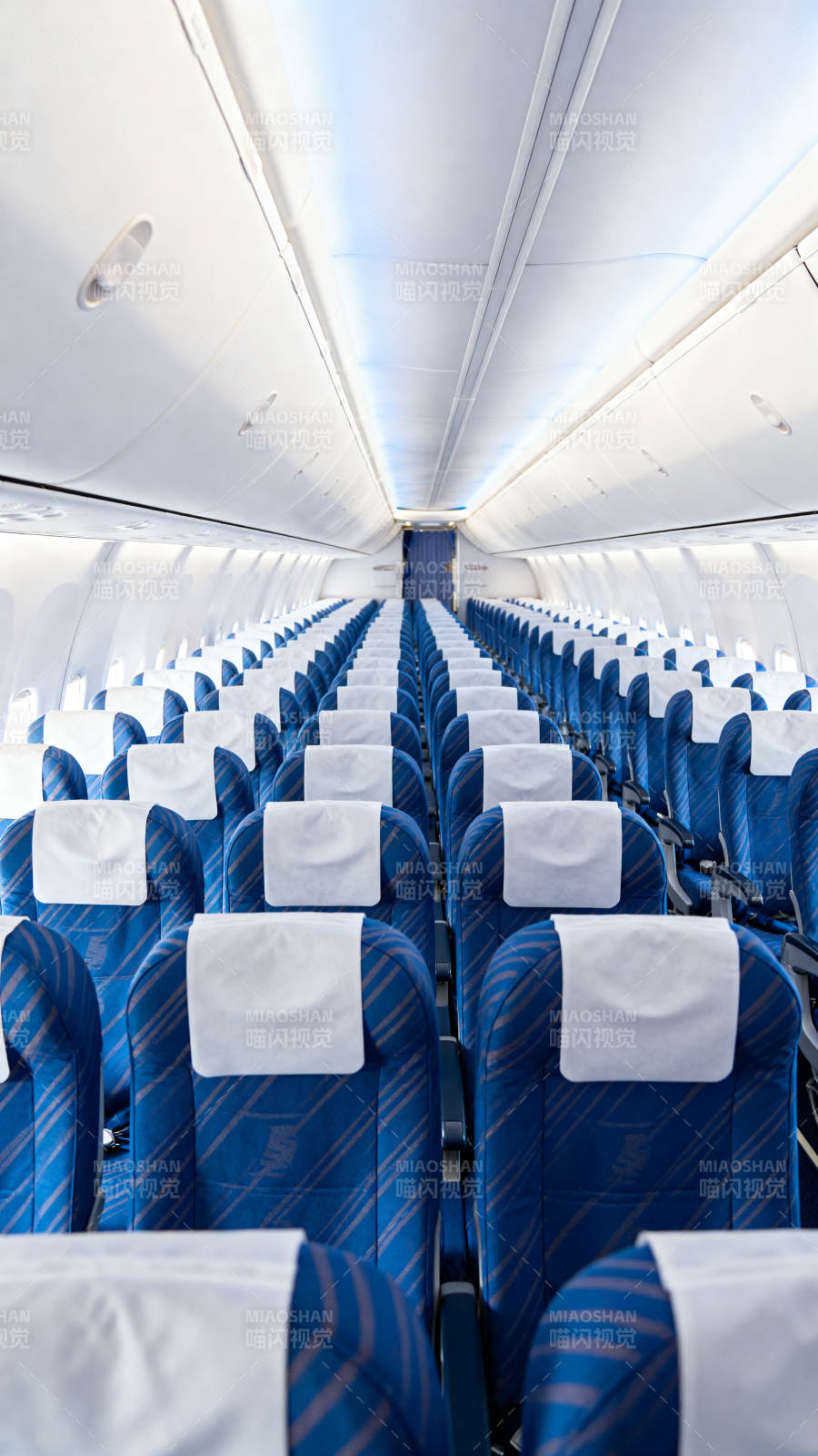 飞机客舱蓝座白巾整齐排列图片