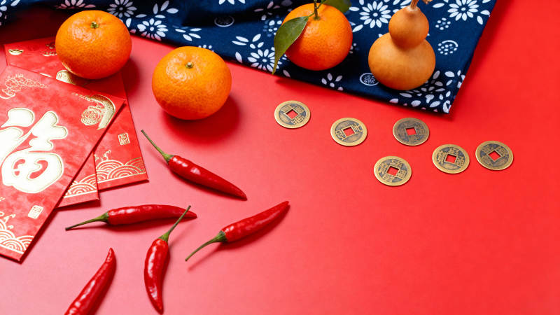 春节喜庆红底年货摆拍图片