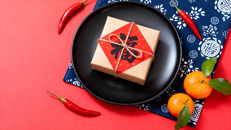 新春福礼 红椒橘香伴年味图片