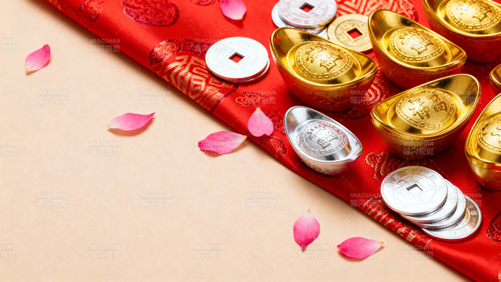 红布金元宝 花瓣迎新春图片