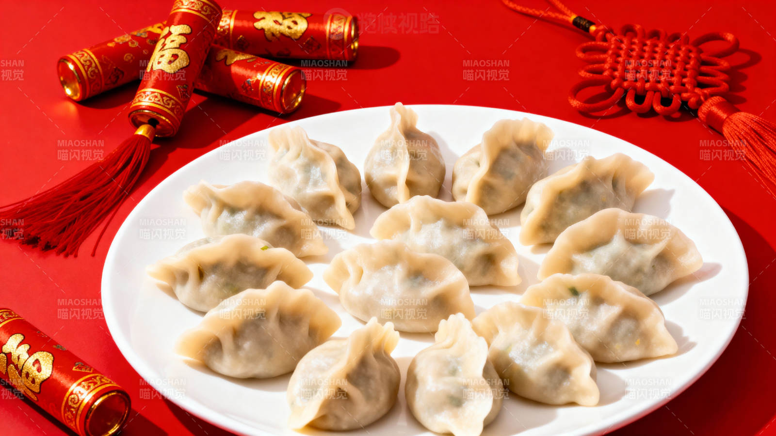 红底饺子迎新春图片