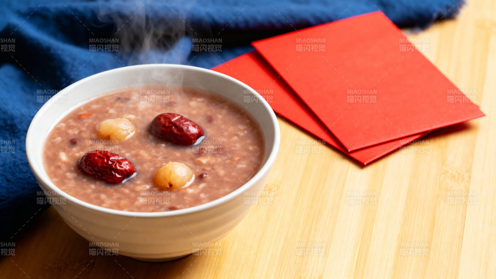 热腾腾的腊八粥配红包图片