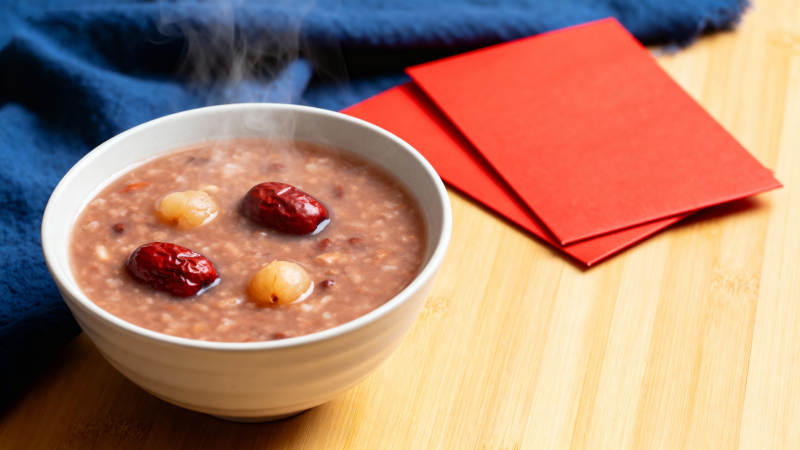 热腾腾的腊八粥配红包图片