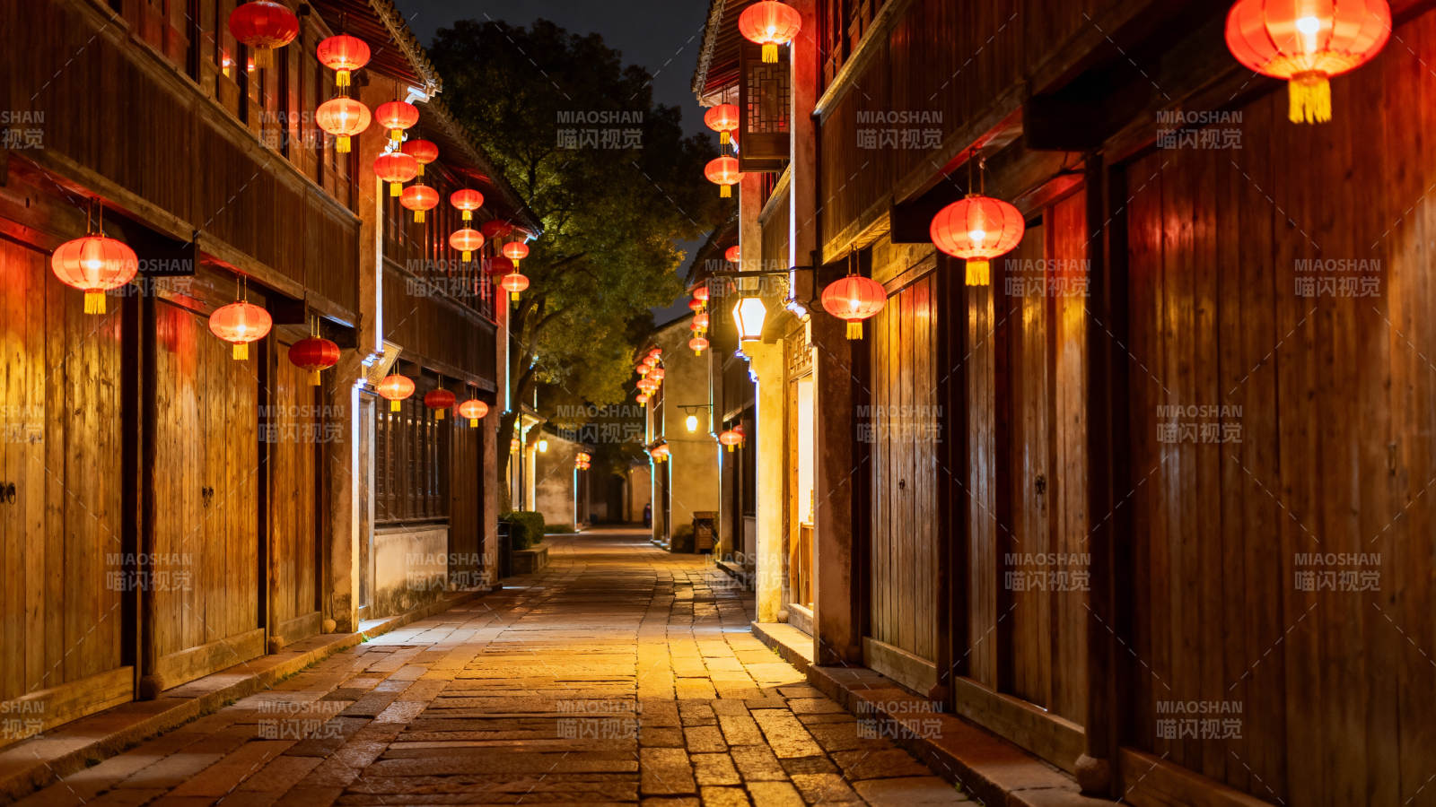 古巷红灯夜 静谧暖光行图片