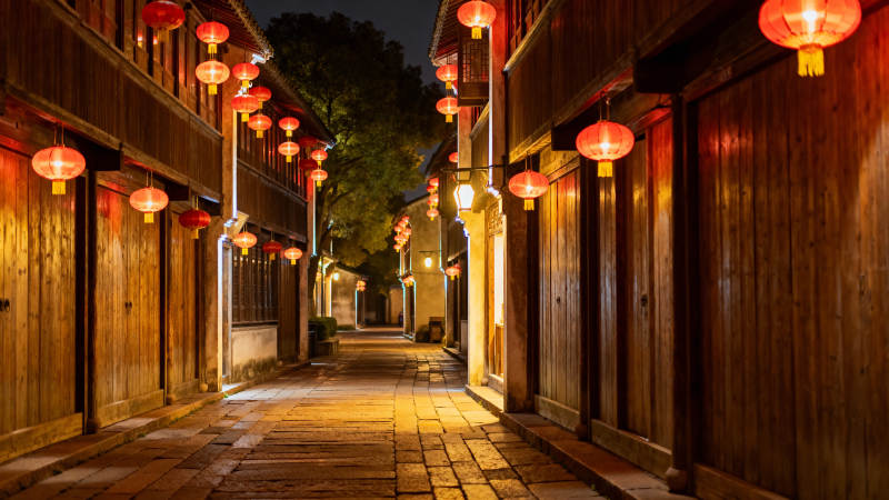 古巷红灯夜 静谧暖光行图片