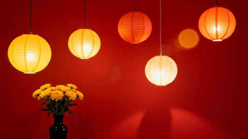 红灯笼映黄花 暖意融融图片