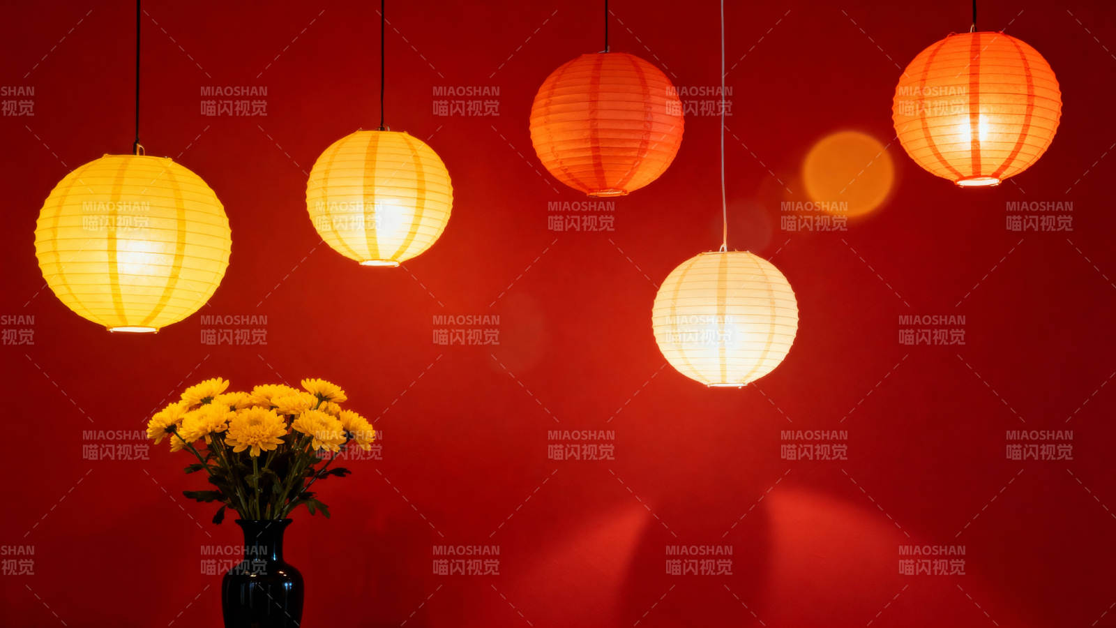 红灯笼映黄花 暖意融融图片