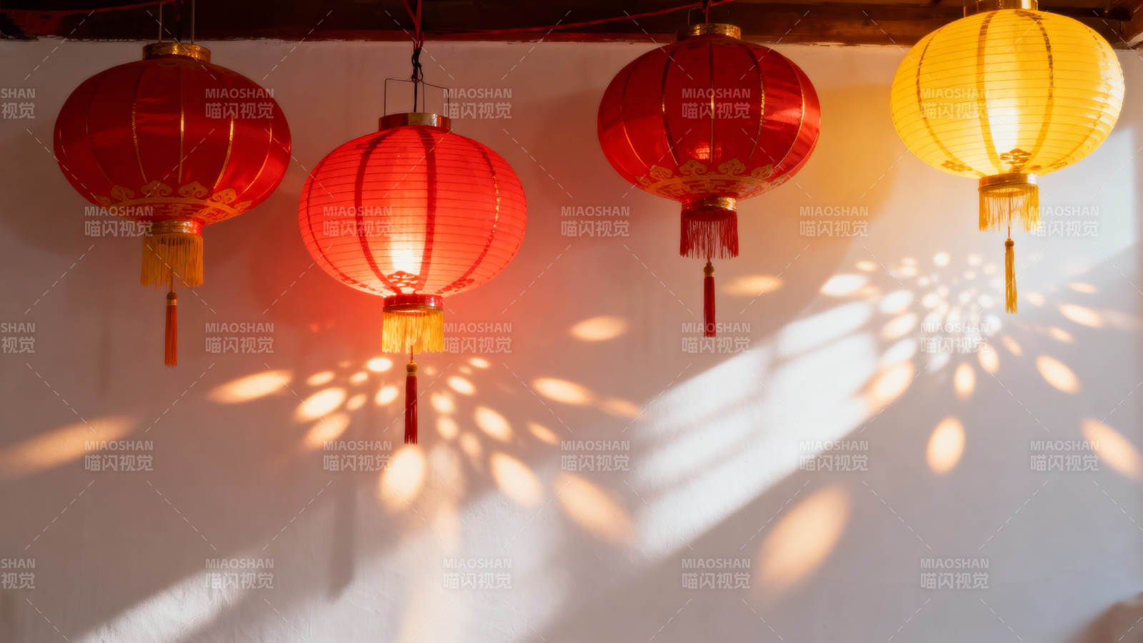 红灯笼映墙 光影斑驳暖图片