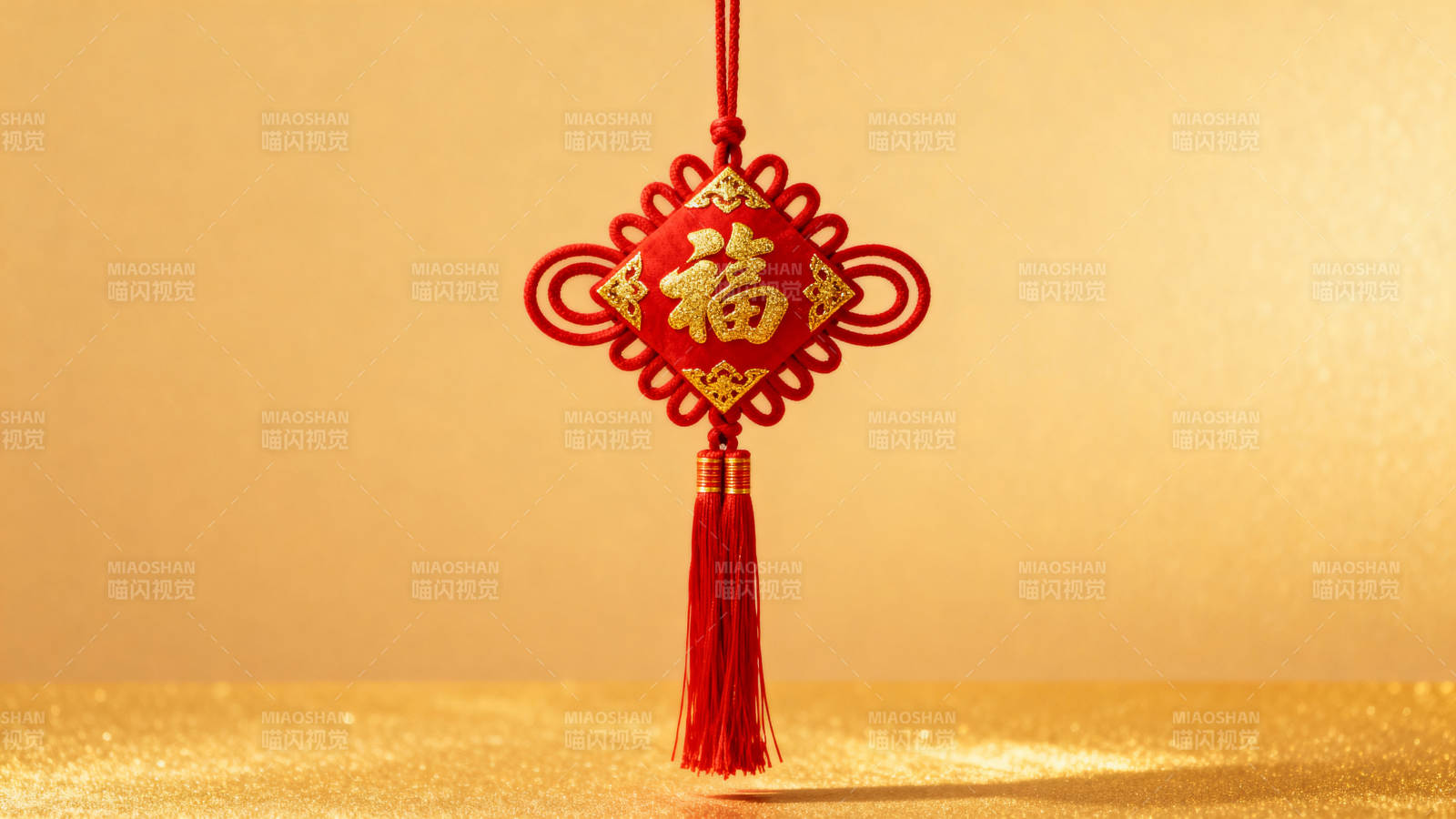 红绳福字结 金背景喜庆图片