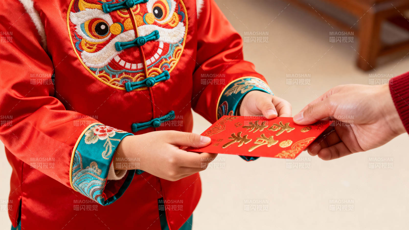 孩童接红包 年味浓图片