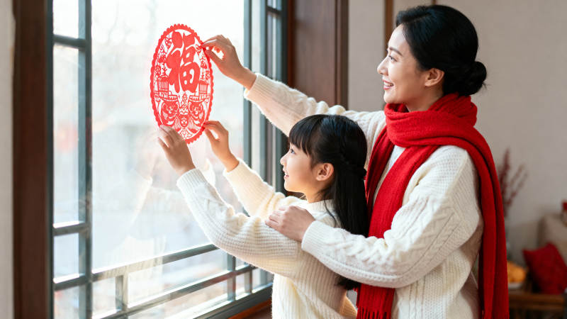 母女贴窗花迎新春图片