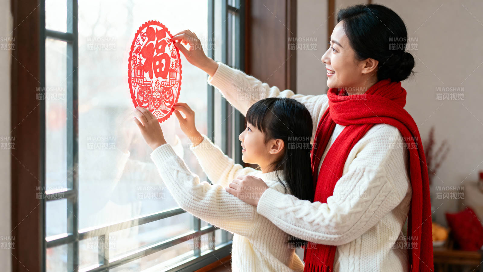 母女贴窗花迎新春图片