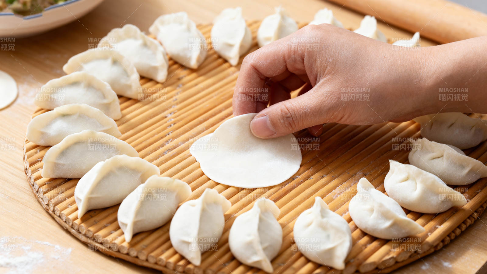 手工包饺子 温馨家常味图片