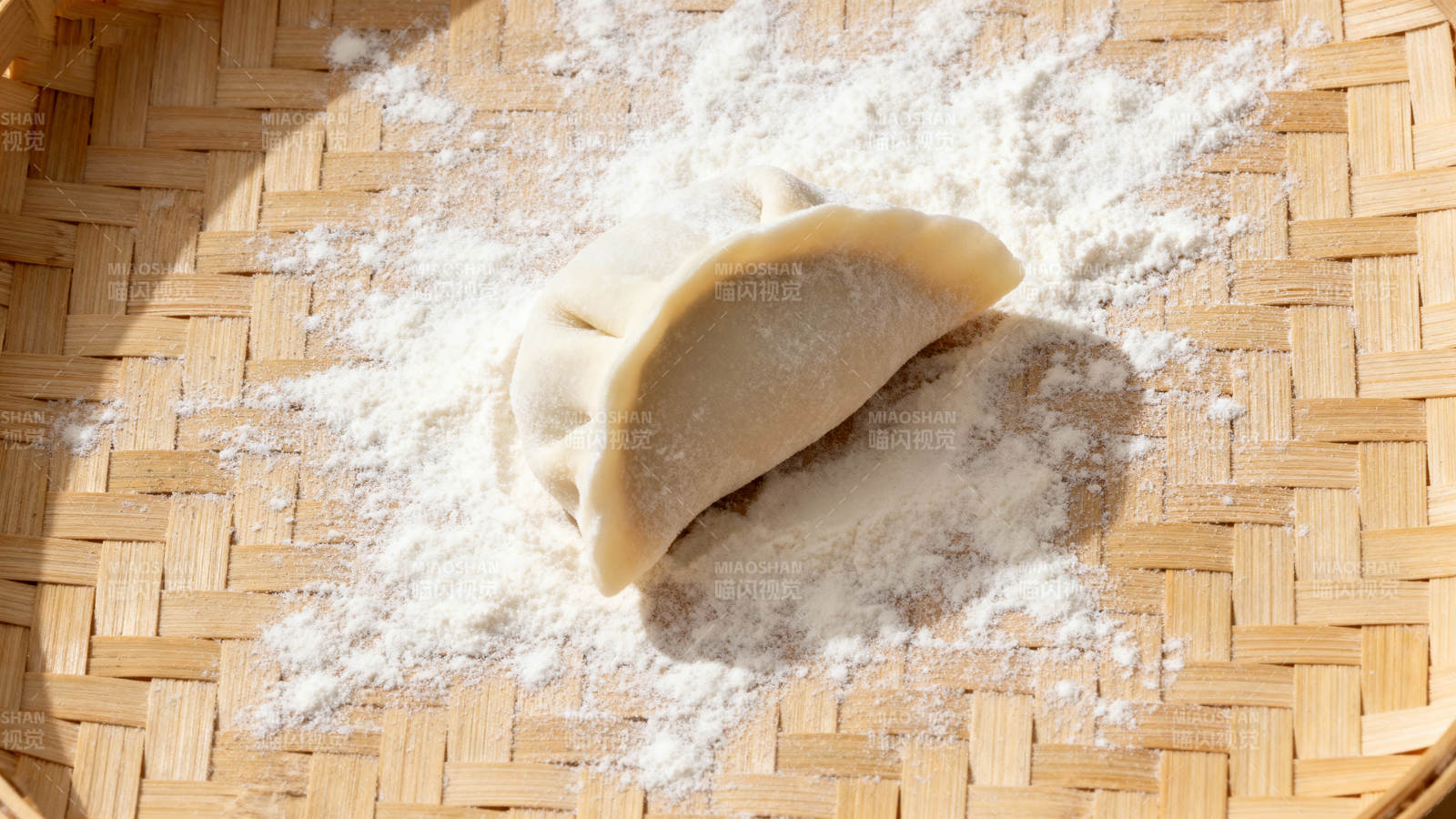 竹筛上的饺子与面粉图片