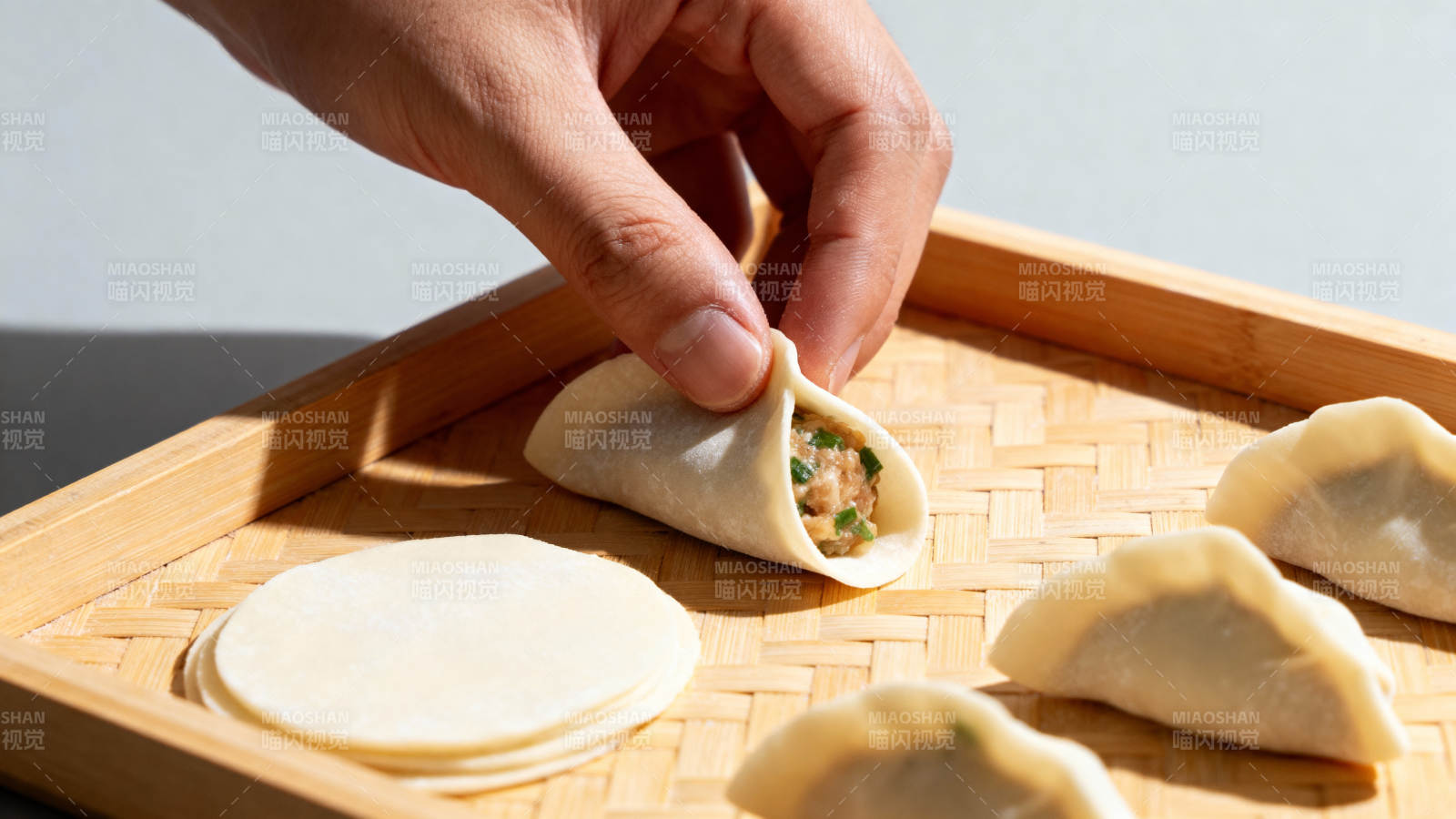 手工包饺子 温馨家常味图片