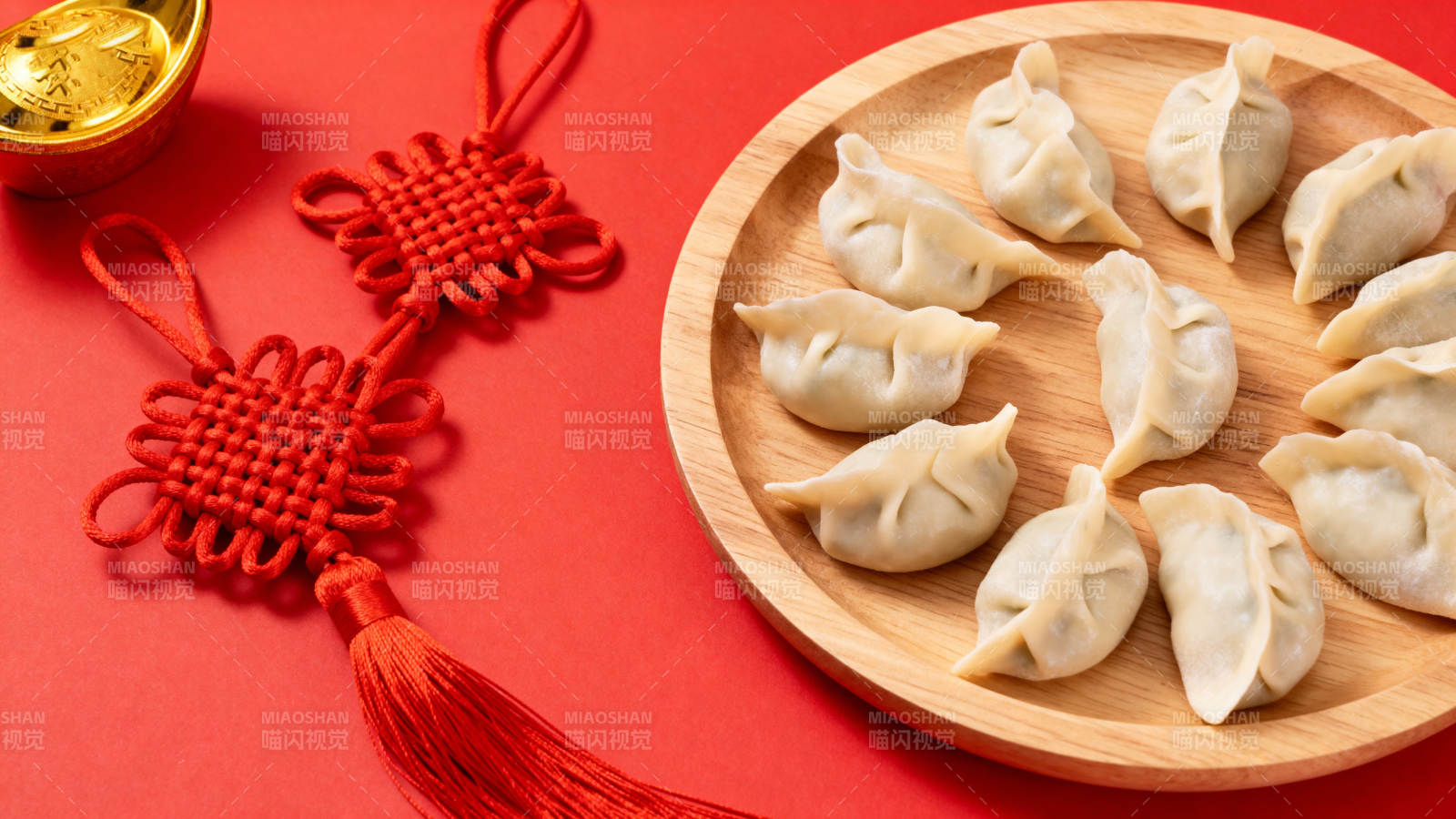 红底饺子中国结迎新春图片