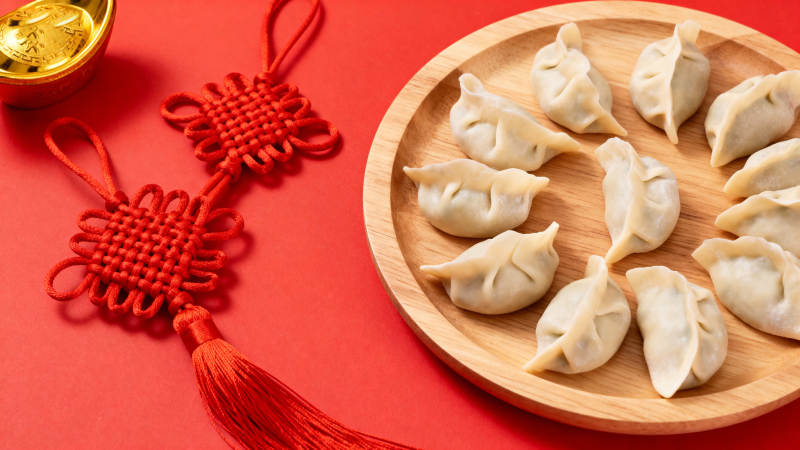 红底饺子中国结迎新春图片