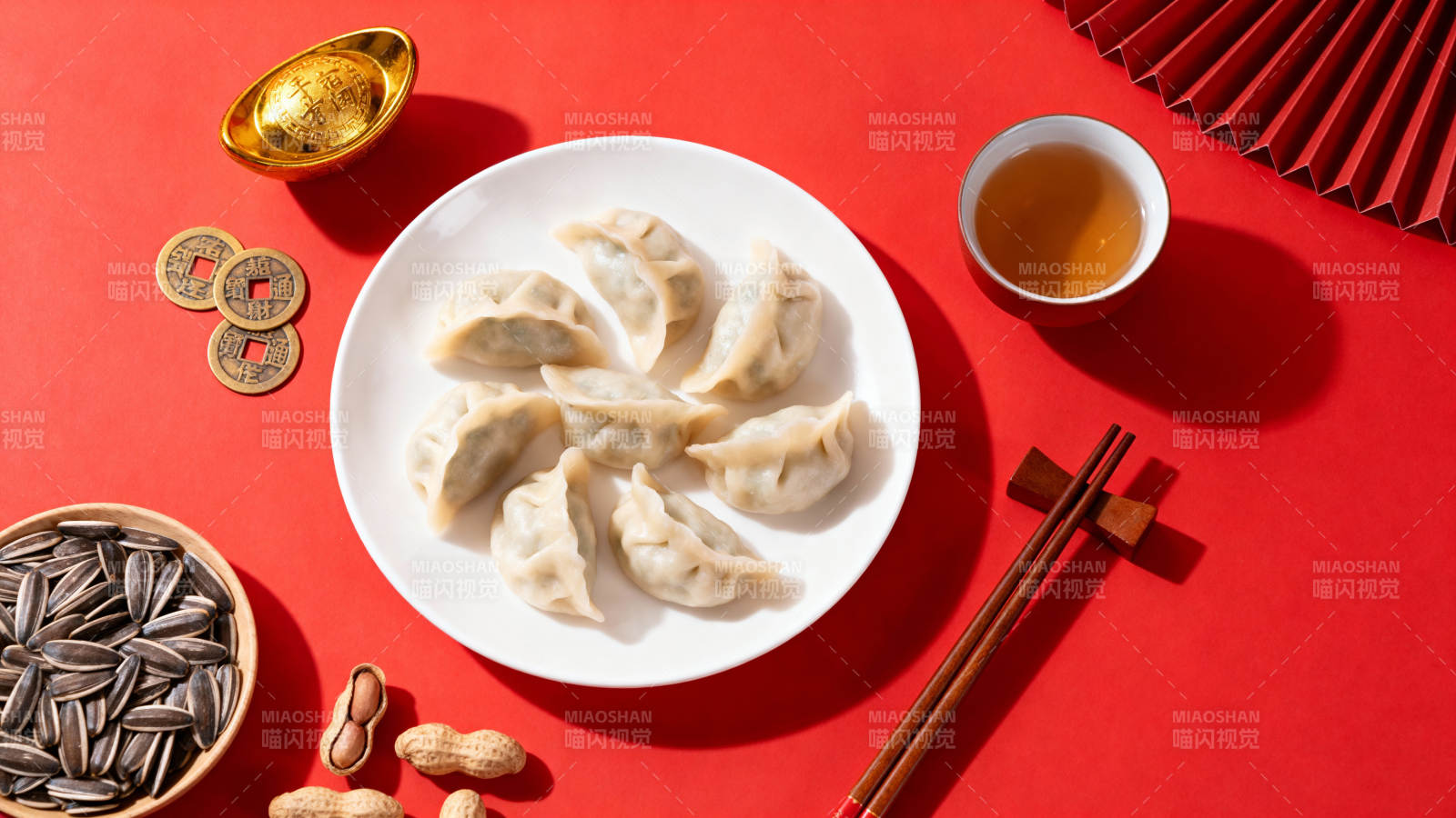 红底饺子年味浓图片